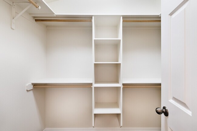 Building Photo - 2109 E Redwick Dr