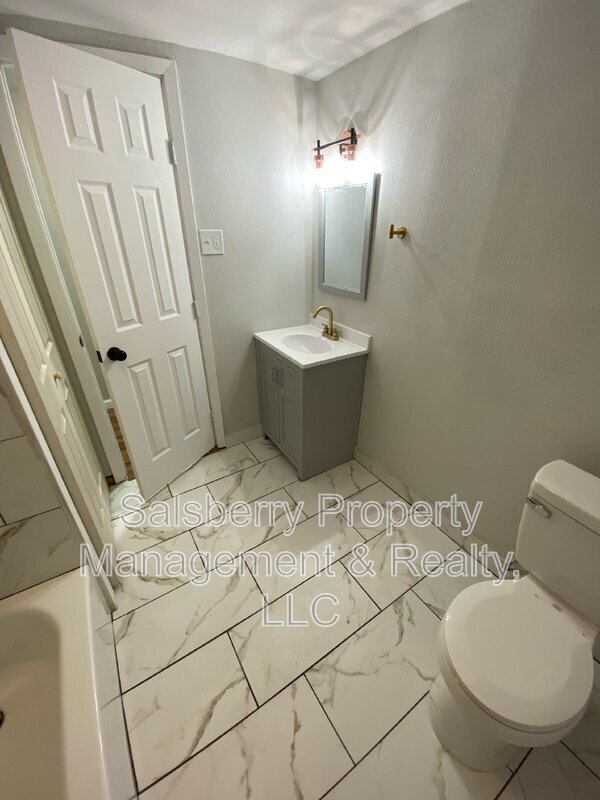 Building Photo - 1100 SE 9th St