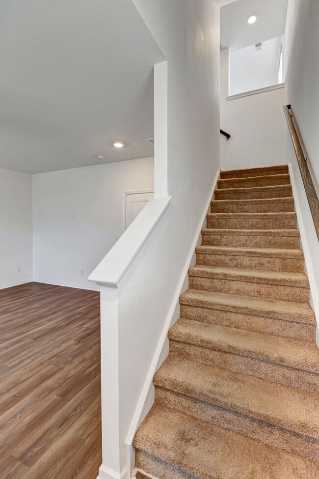 Building Photo - Recess Pointe’s One and Only Duplex! 3 Sto...