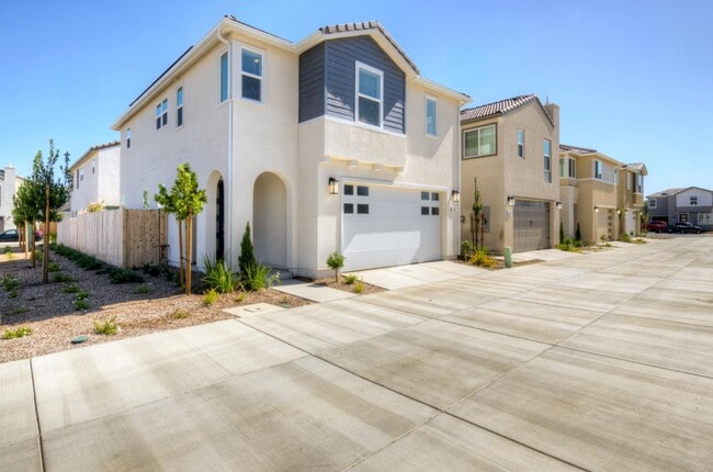 Building Photo - 1527 Foxhill Ln