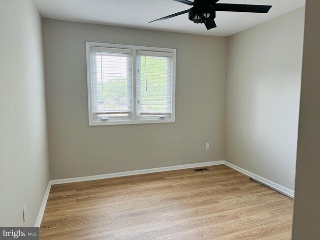 Building Photo - 137 Krista Ct