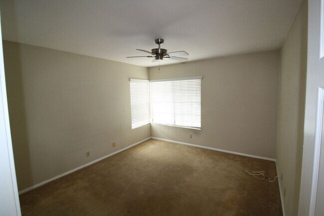 Building Photo - Rancho Bernardo End Unit Townhome - 2 Bed - 2 Bath -2 Car Garage - Private Patio