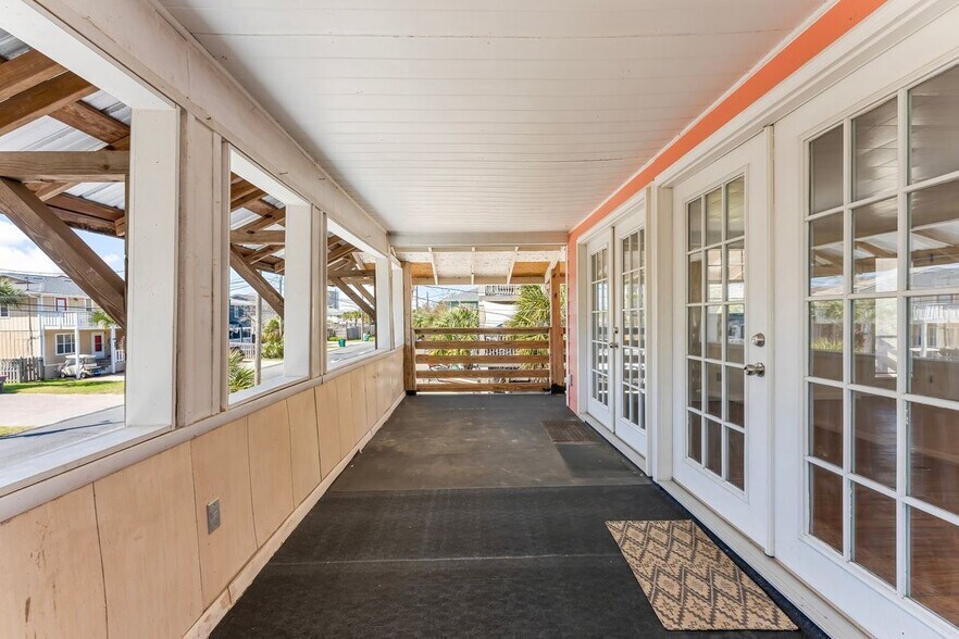 Building Photo - 6604 Beach Dr