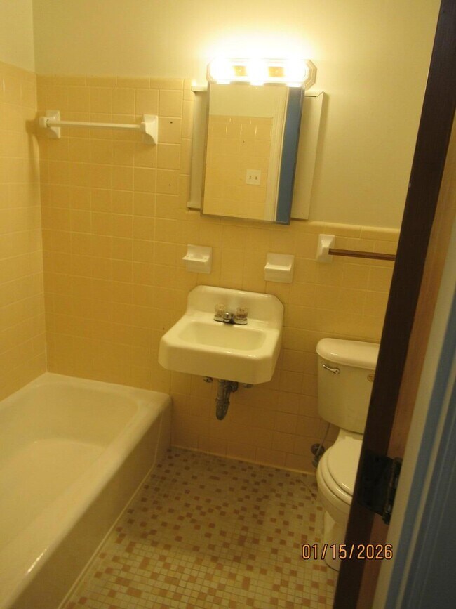 Building Photo - 326 W Hampton Ave