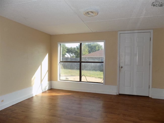 Building Photo - 988 Victoria Dr