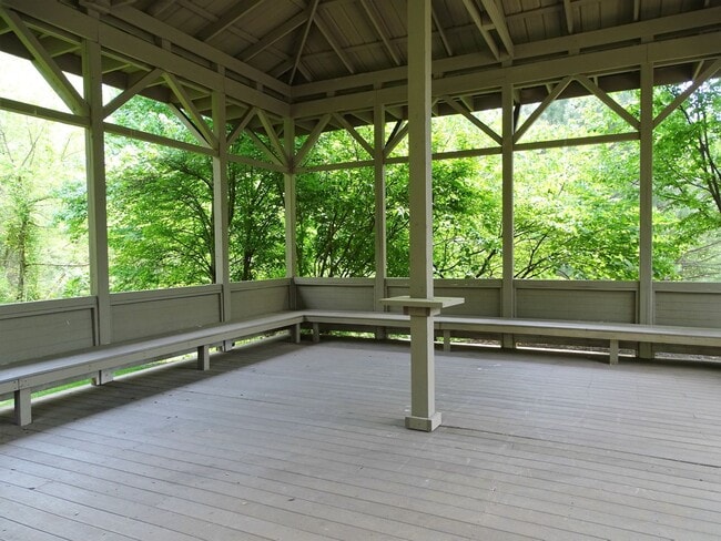 Building Photo - RENT PRICE IS FOR ENTIRE UNIT, NOT PER BEDROOM!