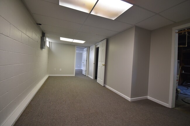 Building Photo - 814 S Eastside Dr