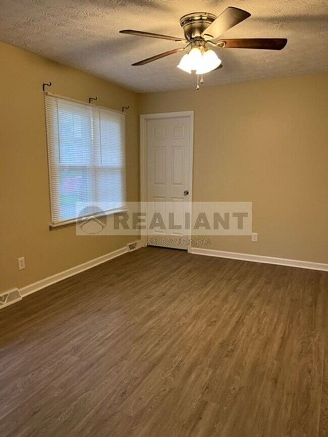 Building Photo - 108 Oakwood Dr