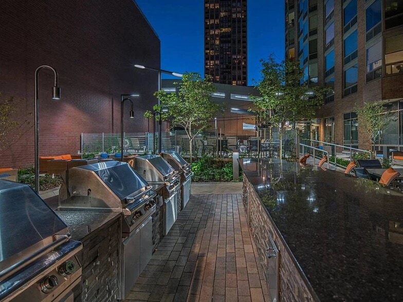 Building Photo - 1184 N Dearborn St