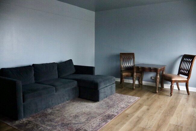 Building Photo - 7337 S South Shore Dr