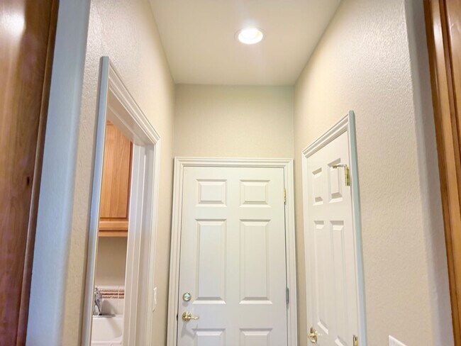 Building Photo - 3 bedroom Serrano home with view