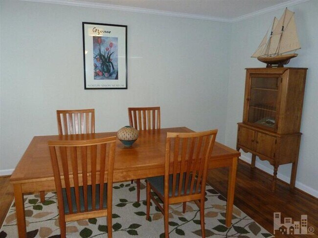 Building Photo - Close access to UNCW, Beach, Hwy 40, walk ...