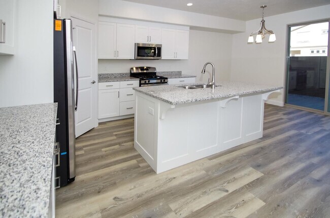 Building Photo - 4 Bedroom Townhome in Hurricane Heights Co...