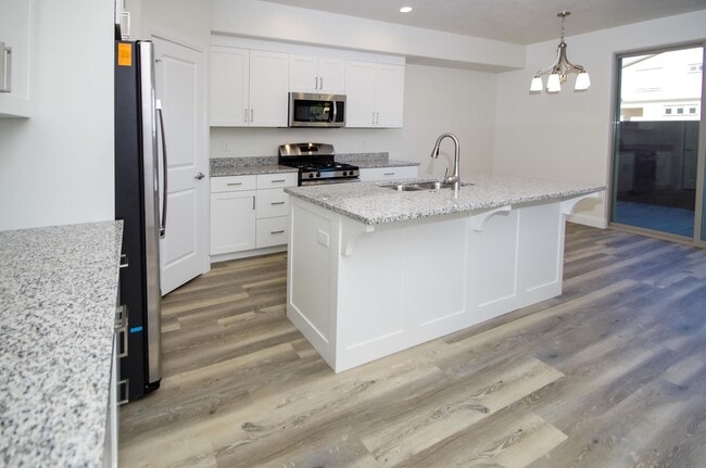 Building Photo - 4 Bedroom Townhome in Hurricane!