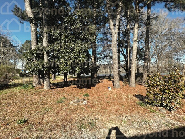 Building Photo - Beautiful lake views with this renovated 4...