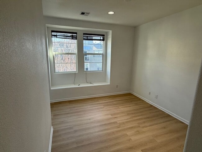 Building Photo - 3-Bedroom Townhome in Central Richmond Near Richmond BART Station