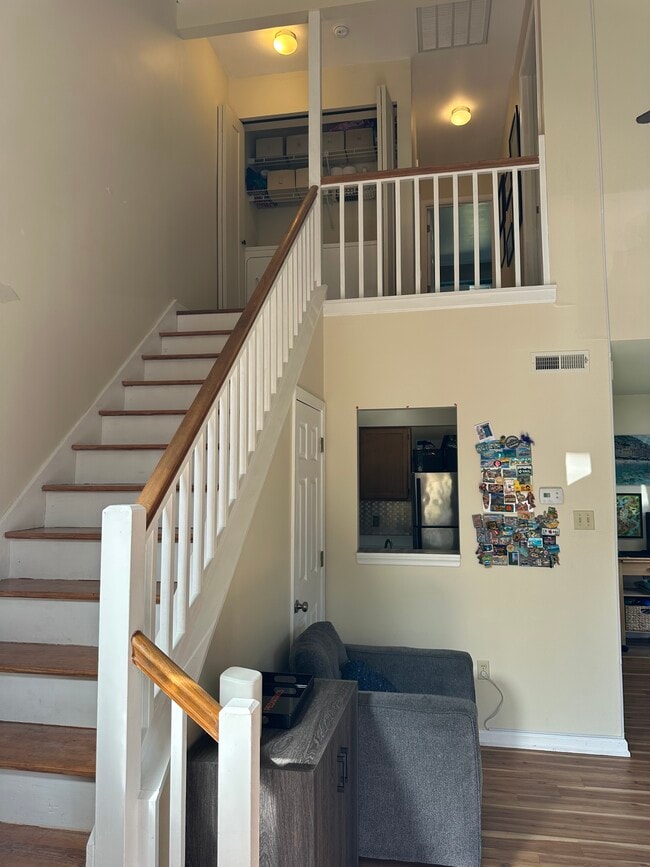 Building Photo - 925 Rives St