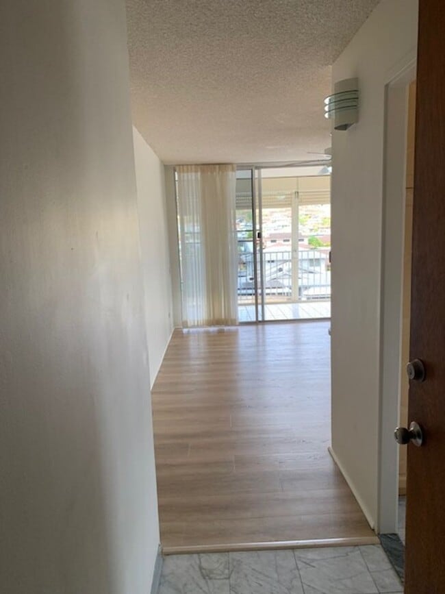 Building Photo - Lilikoi Building (Salt Lake) 1 bedroom, 1 bath Condo with 1 parking - Avail now!