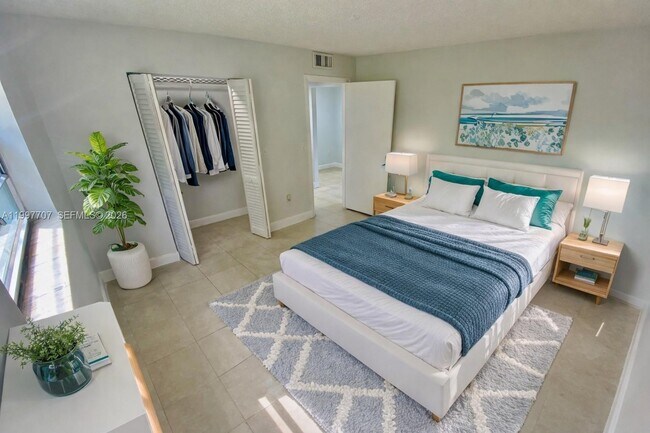 Building Photo - 400 NE 1st St