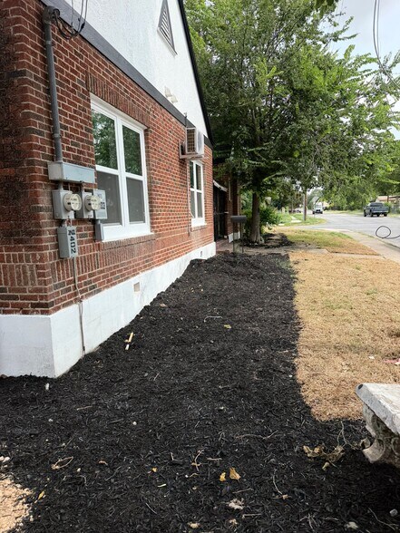 Building Photo - 403 S Calaveras St