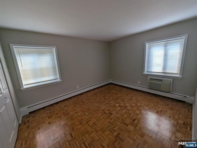 Building Photo - 40 Zabriskie St