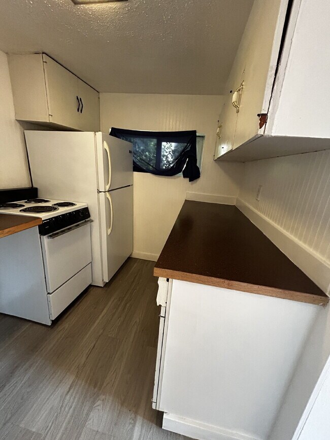 Building Photo - Studio with tiled shower close to downtown, campus, and SEL - Available August 5th