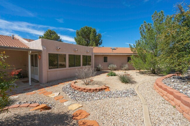 Building Photo - Spacious Stand Alone Home