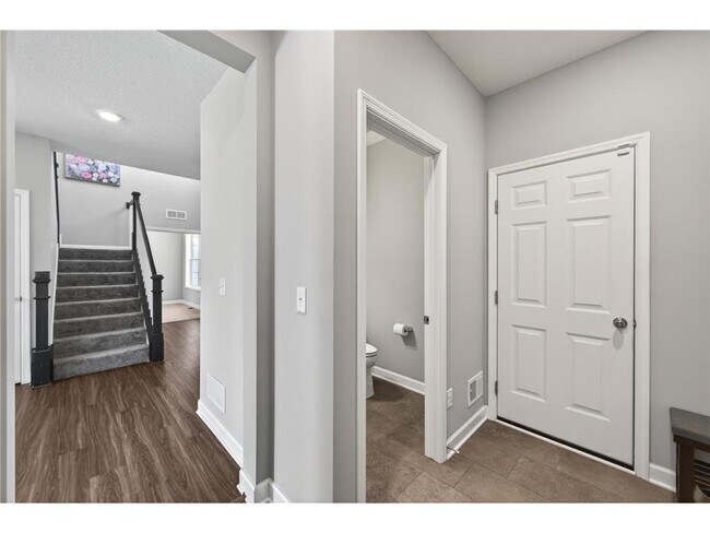 Building Photo - 1559 Edgebrook Ln