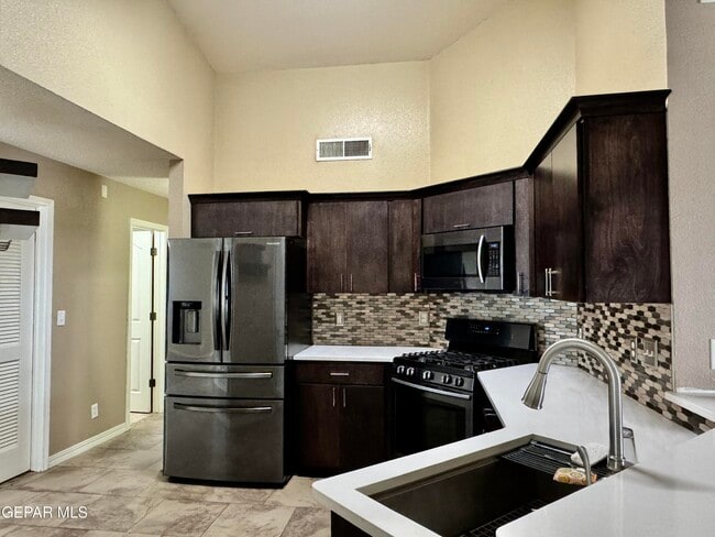 Building Photo - 881 Dakota River Ave