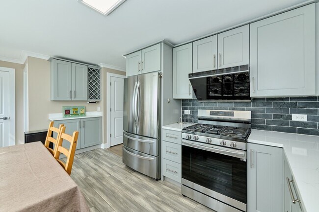 Building Photo - 926 N Boxwood Dr