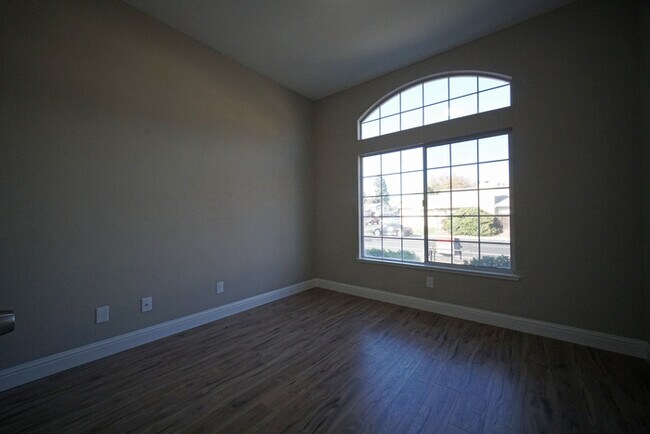 Building Photo - Beautifully remodeled 4 bedroom, 2 bathroo...