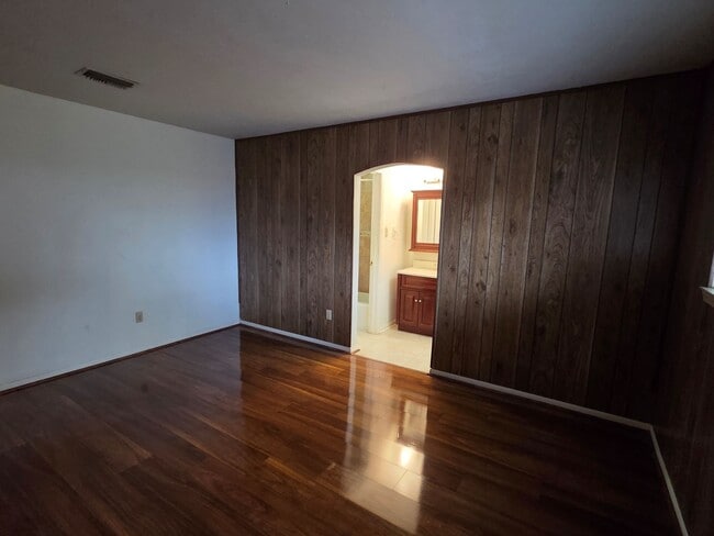 Building Photo - 2121 Redwood St