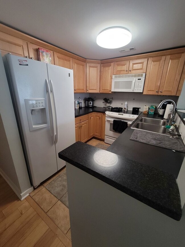 Building Photo - Located in Caneel Cove this 2 bed 2 bath townhome features hardwood floors throughout ,