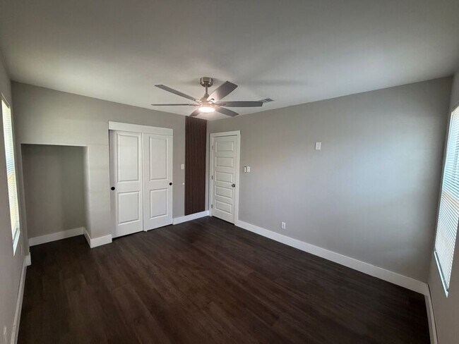 Building Photo - 231 Elm St