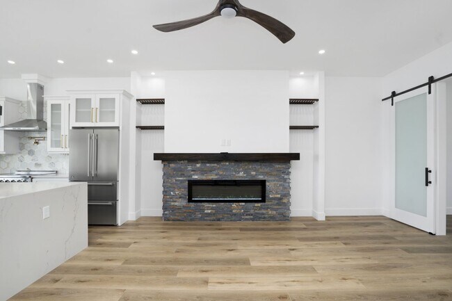 Building Photo - 5/3 Luxury Custom Home plus Boat dock, Pool and Stunning Views!!