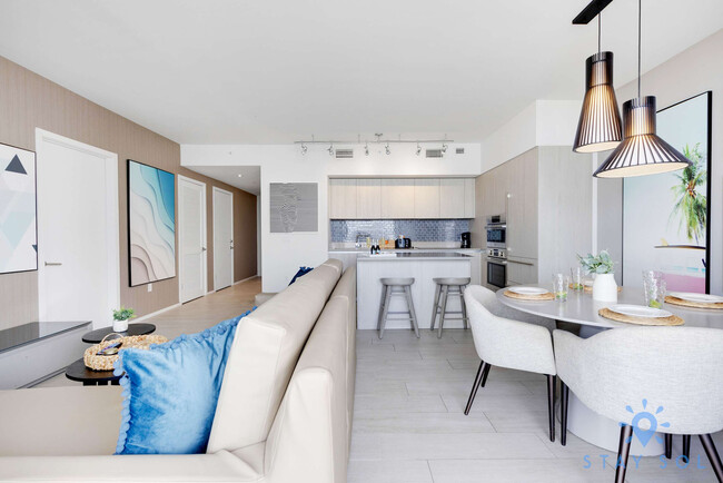 Building Photo - 4010 S Ocean Dr