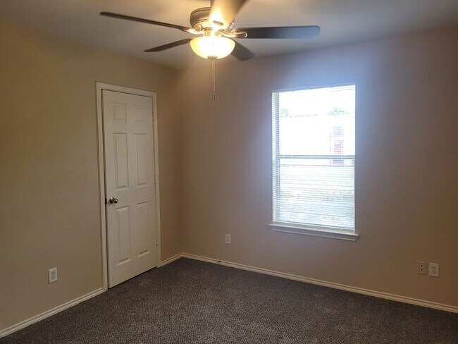 Building Photo - 10818 Mathom Landing