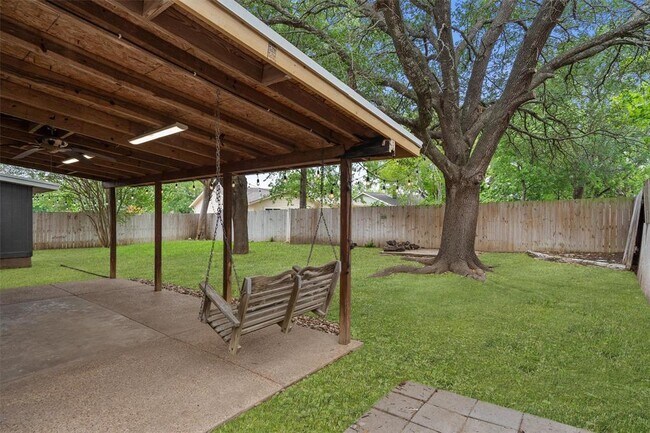Building Photo - 701 Riverwood Dr