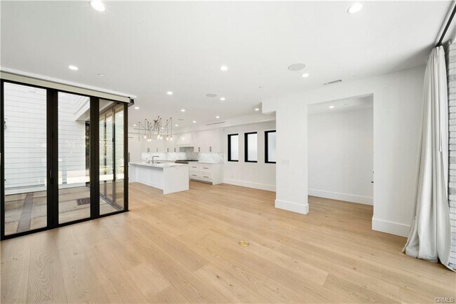 Building Photo - 616 Acacia Ave