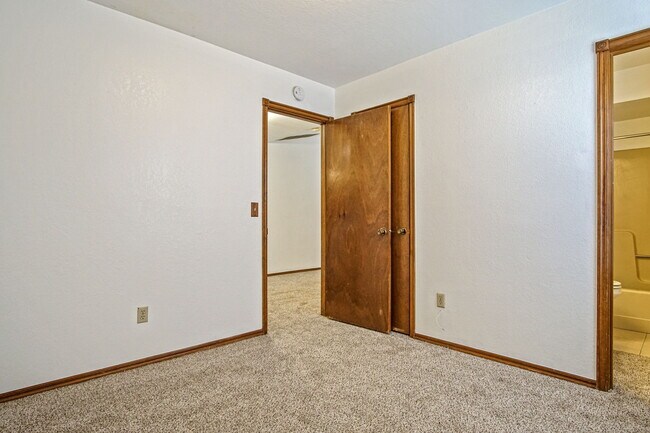 Building Photo - 8910 Oak Valley Dr