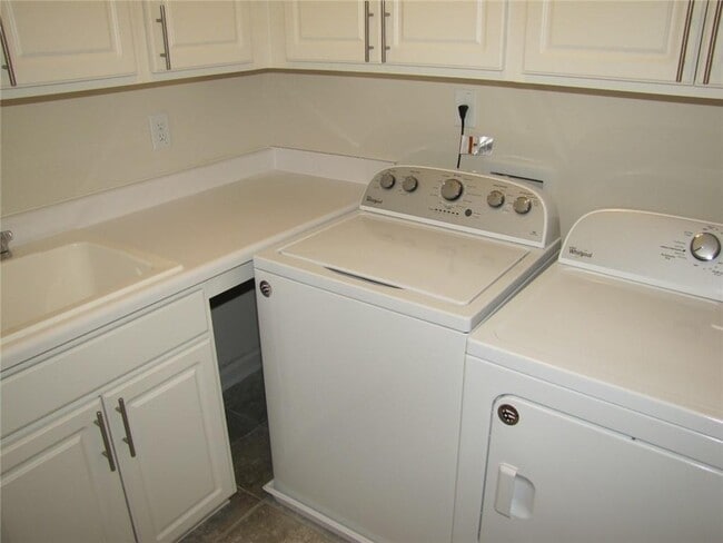 Building Photo - 462 Spring View Dr