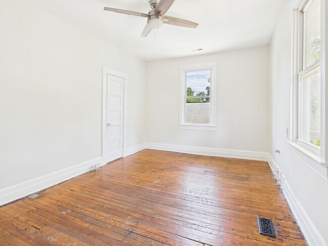 Building Photo - 203 W 33rd St