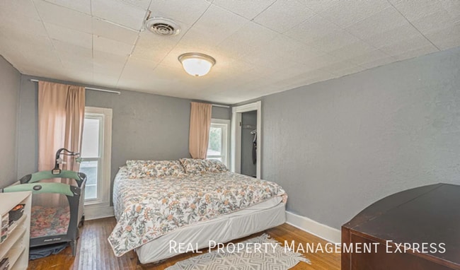 Building Photo - 807 W 13th St