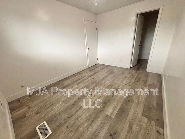 Building Photo - 655 S 1000 W