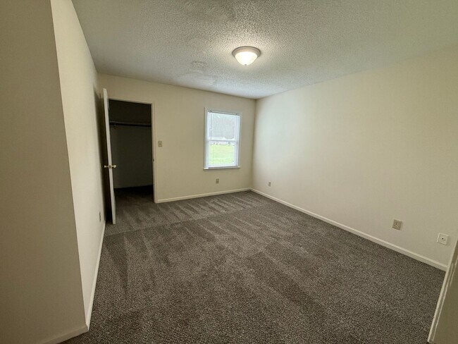 Building Photo - Nice 2 bedroom, 1 bath duplex