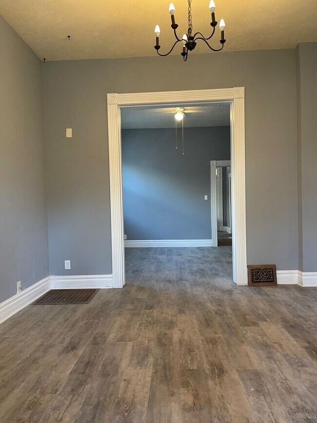 Building Photo - Cozy Renovated 2 Bed in South Omaha!