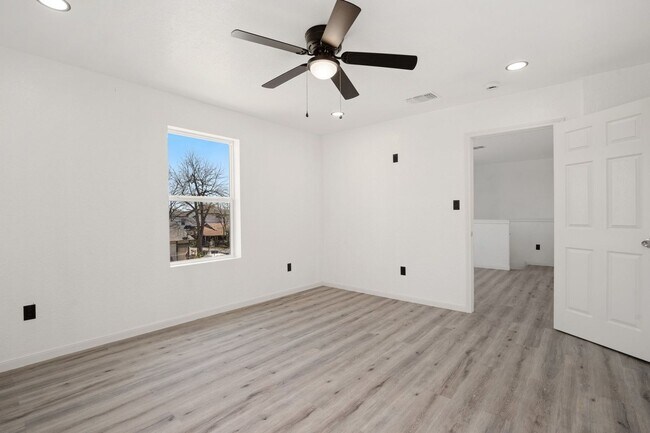 Building Photo - Spacious 3BR House in San Antonio Close to...
