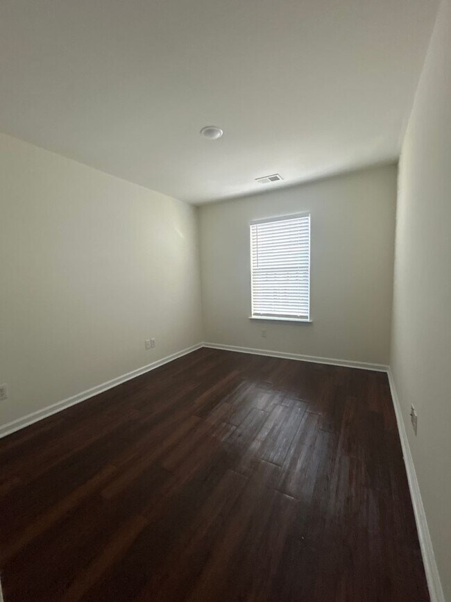 Building Photo - 80 BC