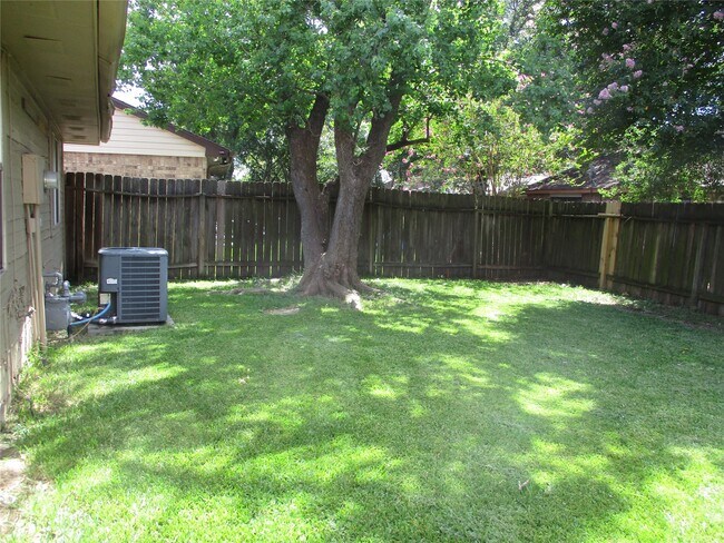 Building Photo - 19947 Mountain Dale Dr