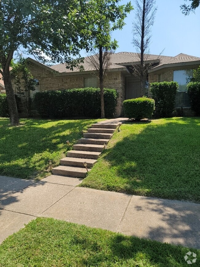 Building Photo - MOVE IN SPECIAL!!!! Cedar Hill home featur...